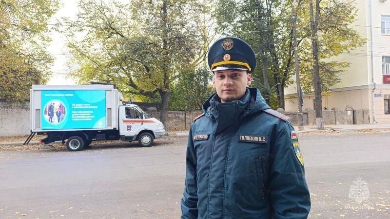 В Орле сотрудники МЧС России напоминают жителям правила безопасности с помощью комплекса информирования В Орле сотрудники МЧС России напоминают жителям правила безопасности с помощью комплекса информирования