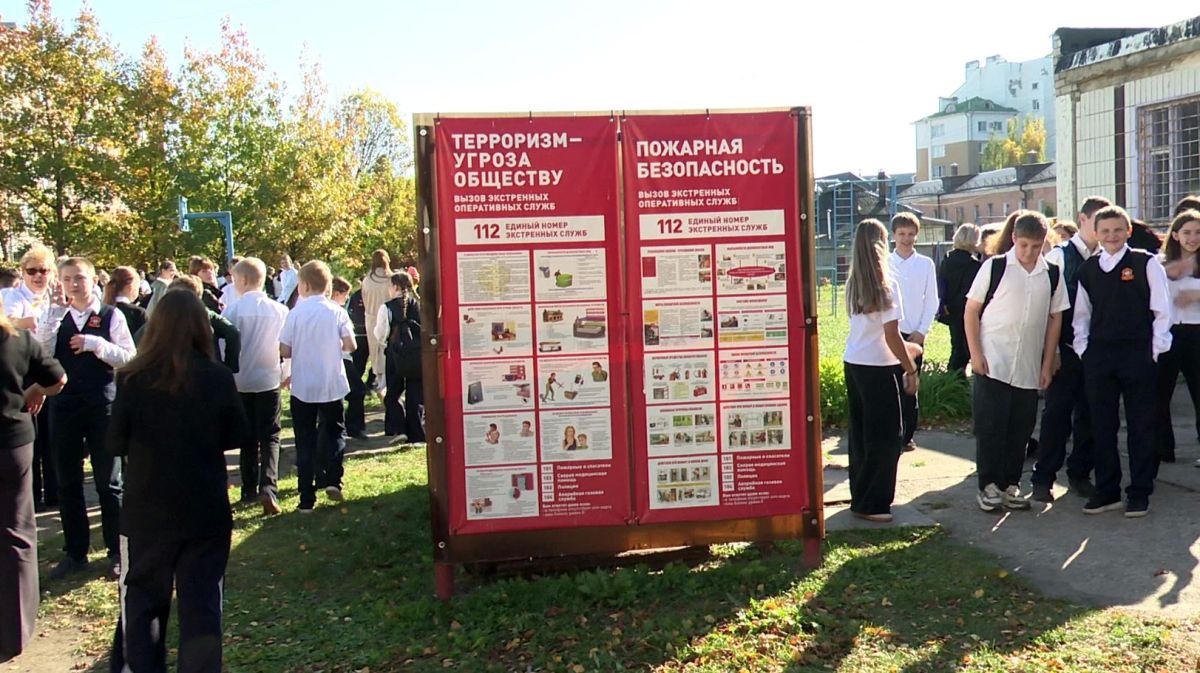 Здание школы №2 не пострадало при пожаре в соседнем доме Здание школы №2 не пострадало при пожаре в соседнем доме