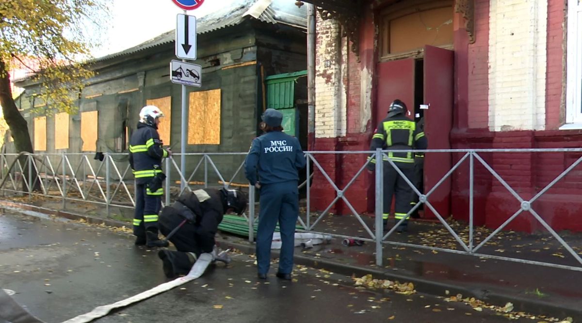 Здание школы №2 не пострадало при пожаре в соседнем доме Здание школы №2 не пострадало при пожаре в соседнем доме