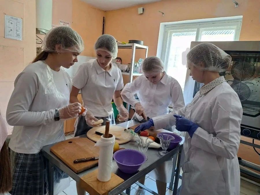 Ливенские студенты научили школьников готовить канапе и фруктовые салаты Ливенские студенты научили школьников готовить канапе и фруктовые салаты