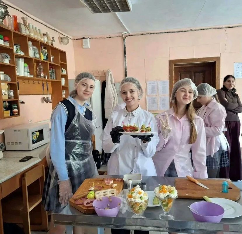 Ливенские студенты научили школьников готовить канапе и фруктовые салаты Ливенские студенты научили школьников готовить канапе и фруктовые салаты