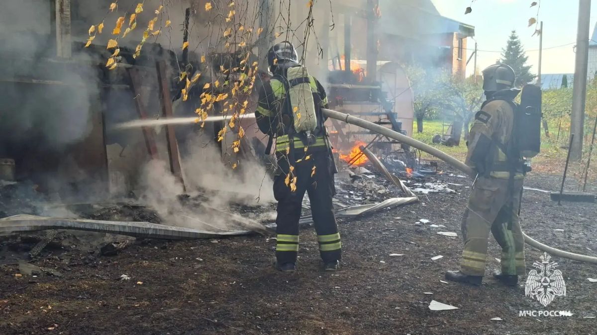 В Орловском округе пожарные не дали распространиться огню на жилой дом В Орловском округе пожарные не дали распространиться огню на жилой дом