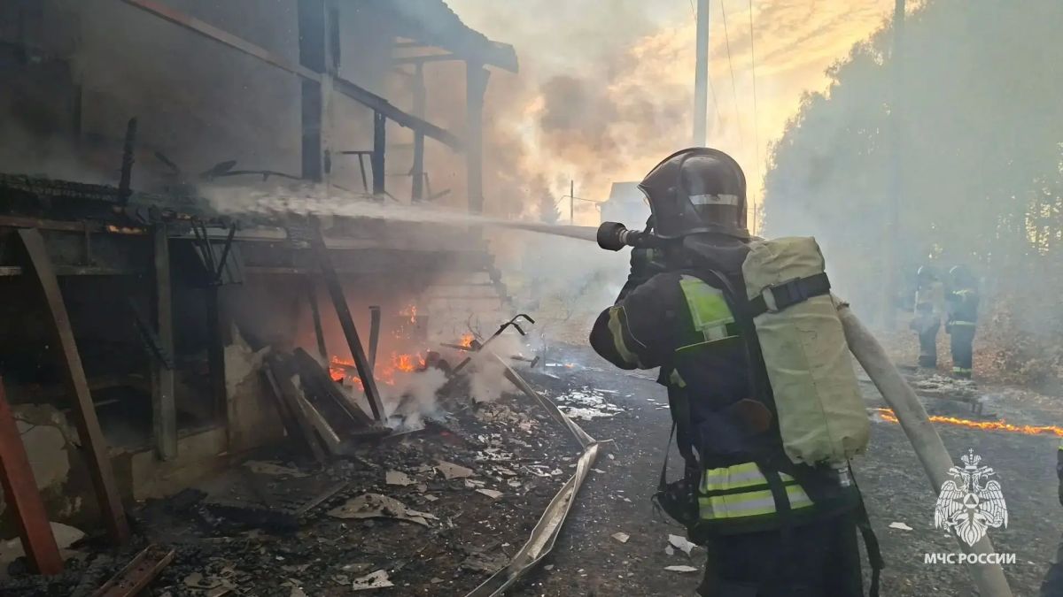 В Орловском округе пожарные не дали распространиться огню на жилой дом