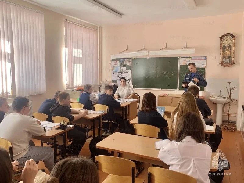 Сотрудники МЧС России напомнили детям правила пожарной безопасности