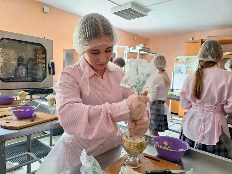 Ливенские студенты научили школьников готовить канапе и фруктовые салаты Ливенские студенты научили школьников готовить канапе и фруктовые салаты