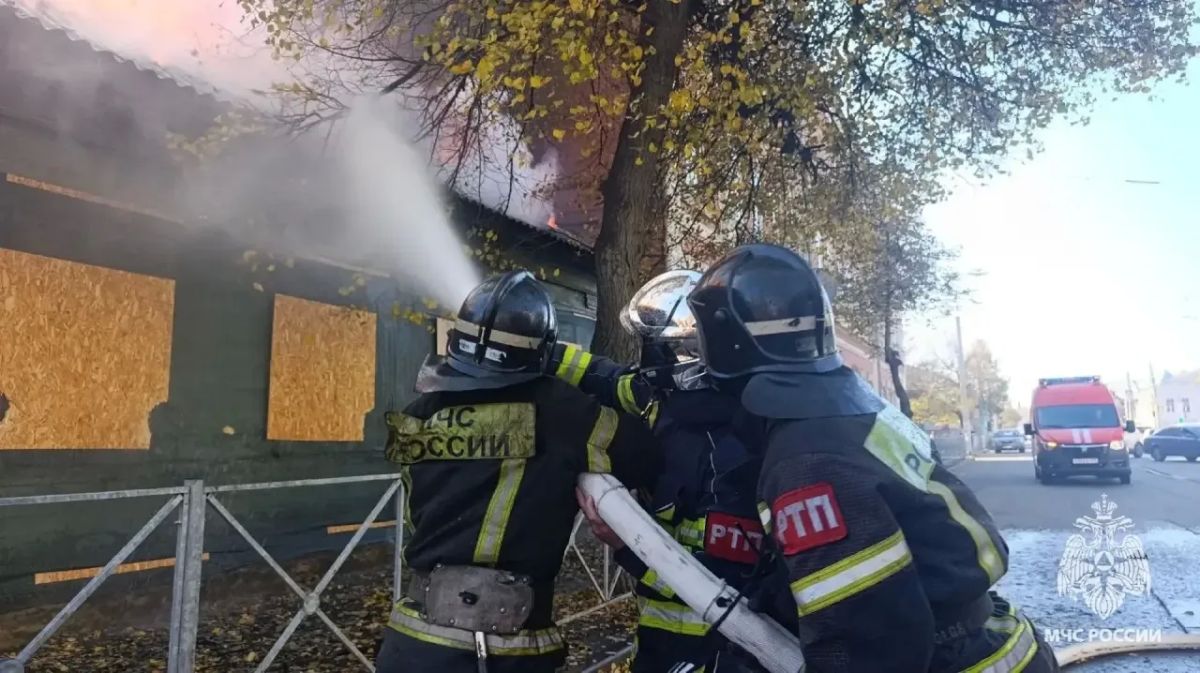 Опасности нет: здание школы №2 не пострадало при пожаре на Карачевской улице Опасности нет: здание школы №2 не пострадало при пожаре на Карачевской улице