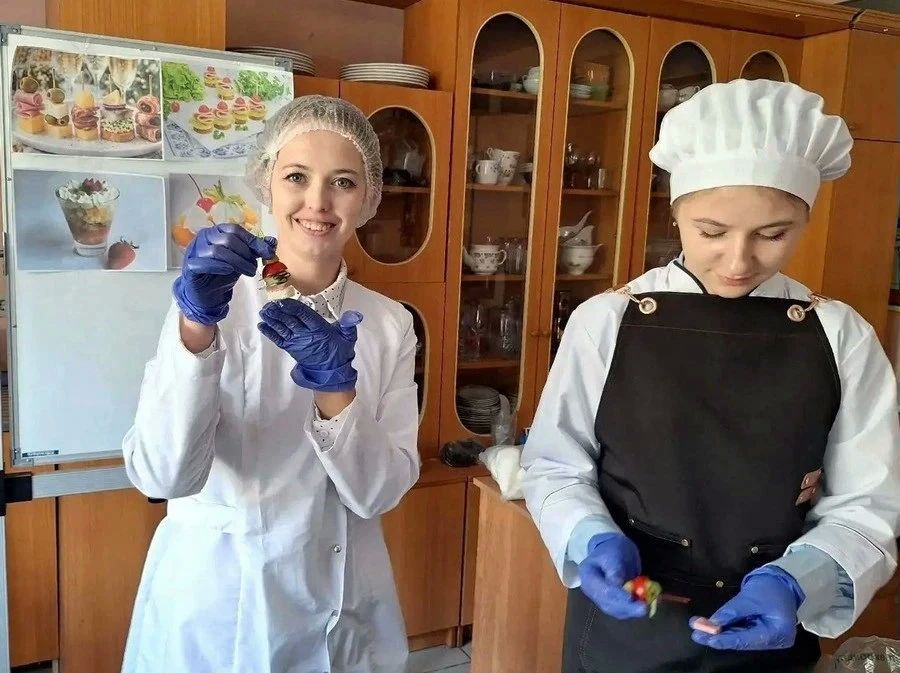 Ливенские студенты научили школьников готовить канапе и фруктовые салаты