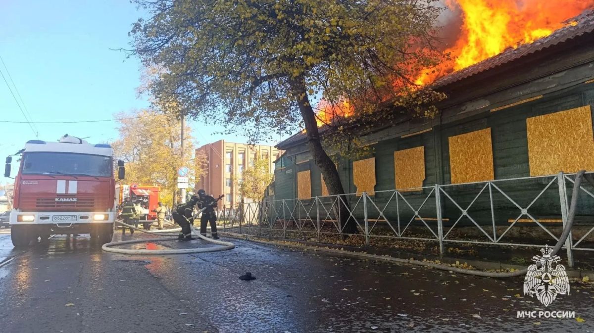 В Орле на улице Карачевской тушат расселенный дом В Орле на улице Карачевской тушат расселенный дом