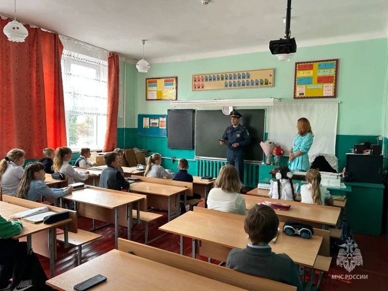 Сотрудники МЧС России напомнили детям правила пожарной безопасности Сотрудники МЧС России напомнили детям правила пожарной безопасности
