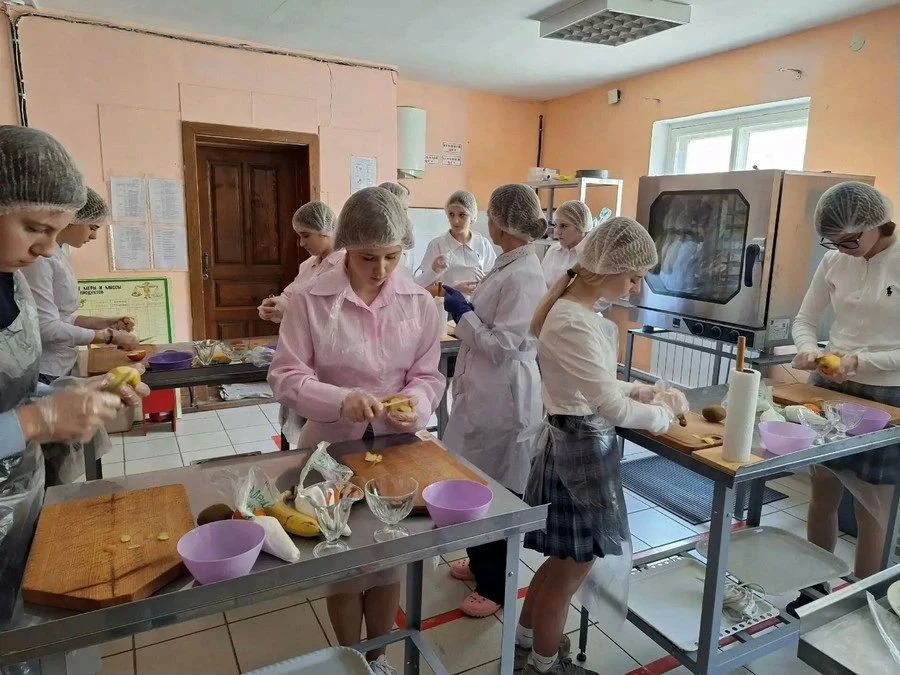 Ливенские студенты научили школьников готовить канапе и фруктовые салаты Ливенские студенты научили школьников готовить канапе и фруктовые салаты