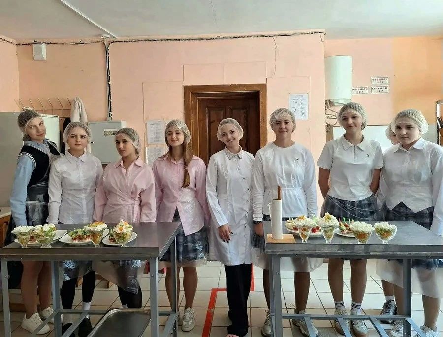 Ливенские студенты научили школьников готовить канапе и фруктовые салаты Ливенские студенты научили школьников готовить канапе и фруктовые салаты