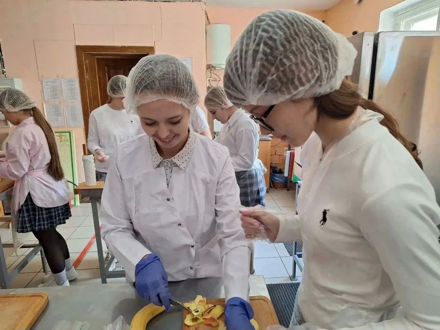 Ливенские студенты научили школьников готовить канапе и фруктовые салаты Ливенские студенты научили школьников готовить канапе и фруктовые салаты