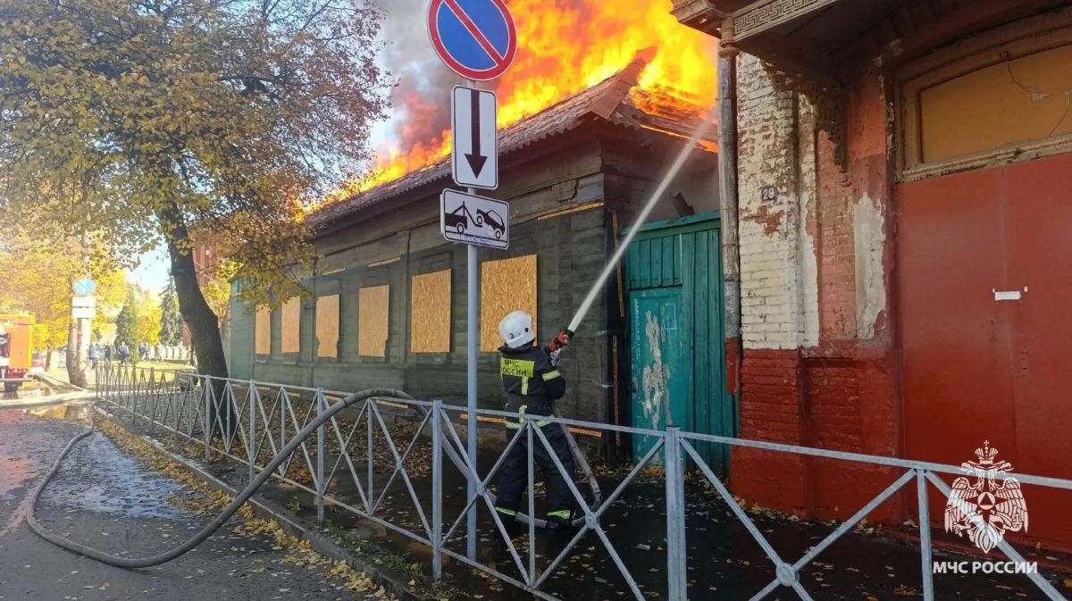 В Орле на улице Карачевской тушат расселенный дом