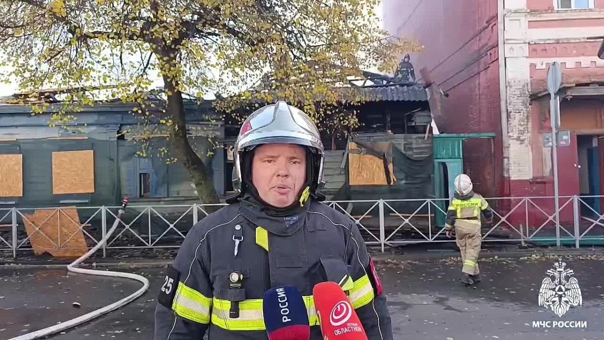 На улице Карачевской в Орле сотрудники МЧС России отстояли здание школы
