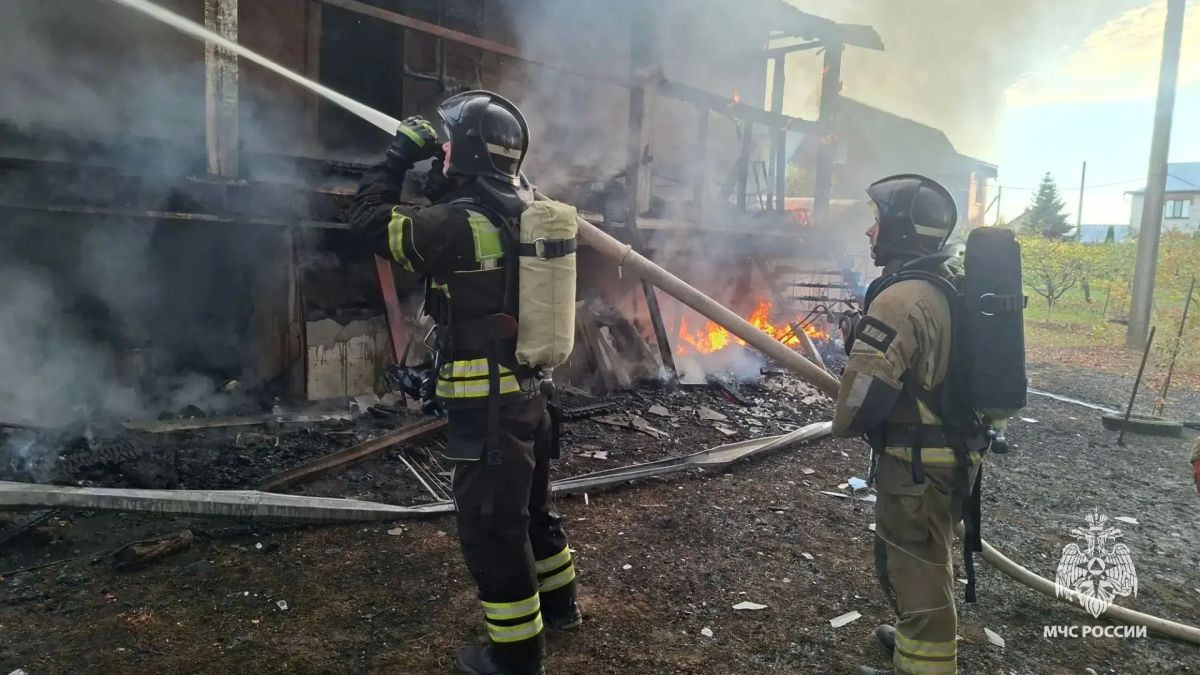 В Орловском округе пожарные не дали распространиться огню на жилой дом В Орловском округе пожарные не дали распространиться огню на жилой дом