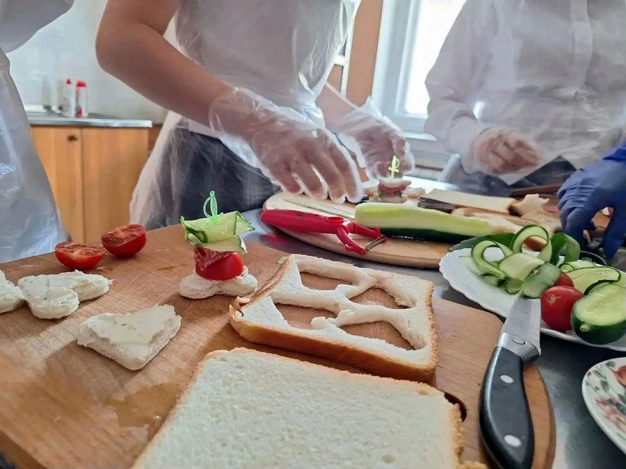 Ливенские студенты научили школьников готовить канапе и фруктовые салаты Ливенские студенты научили школьников готовить канапе и фруктовые салаты