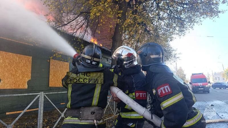 Итоги тревожного понедельника: 28 выездов на ликвидацию возгораний, 400 эвакуированных Итоги тревожного понедельника: 28 выездов на ликвидацию возгораний, 400 эвакуированных