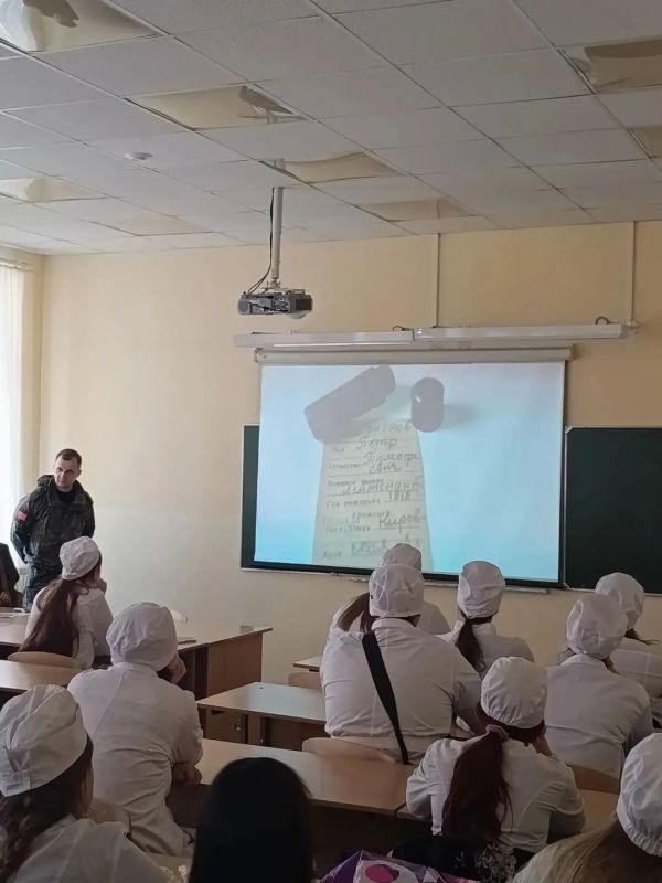 В Орловском базовом медицинском колледже состоялась встреча с членом Общественной палаты Орловской области, руководителем Межрегионального поискового объединения «Костёр» Николаем Сергеевичем Красиковым