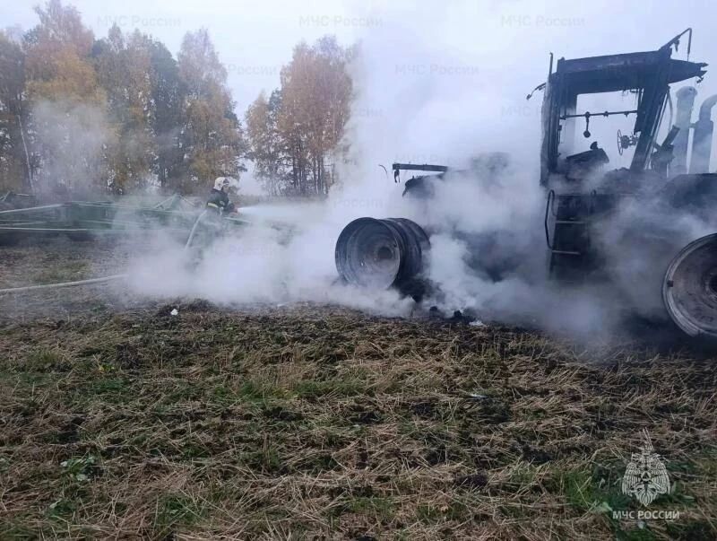 В Новосильском районе сгорел трактор В Новосильском районе сгорел трактор