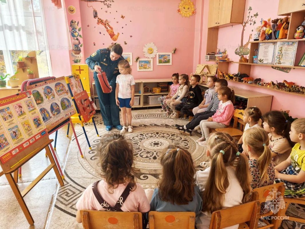 В гости со знаниями: сотрудники МЧС России провели урок безопасности в детском саду В гости со знаниями: сотрудники МЧС России провели урок безопасности в детском саду