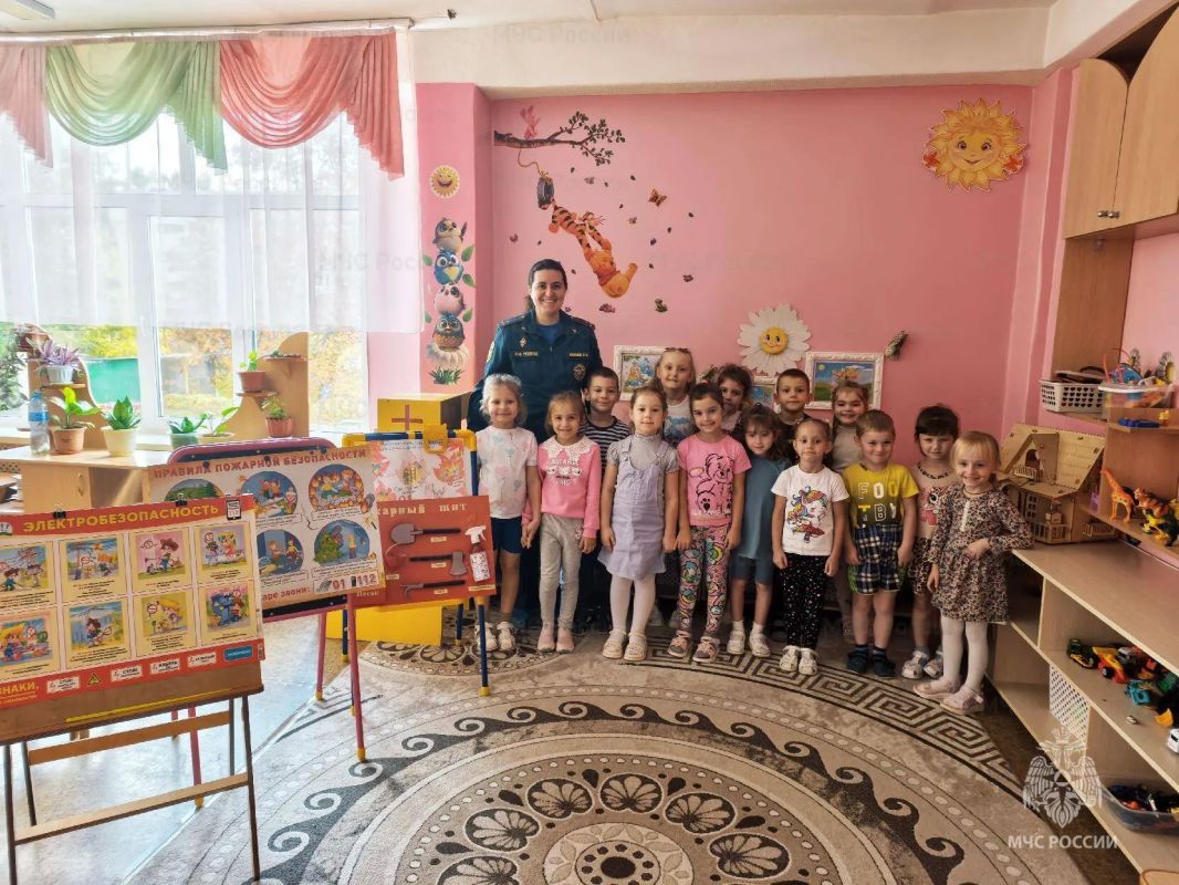 В гости со знаниями: сотрудники МЧС России провели урок безопасности в детском саду В гости со знаниями: сотрудники МЧС России провели урок безопасности в детском саду