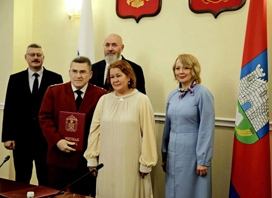 В Орле поздравили отцов. В областной администрации прошла особенная церемония: чествовали многодетных пап, отцов-участников СВО, а еще представителей самых разных профессий — преподавателей, спортсменов, сотрудников службы... В Орле поздравили отцов. В областной администрации прошла особенная церемония: чествовали многодетных пап, отцов-участников СВО, а еще представителей самых разных профессий — преподавателей, спортсменов, сотрудников службы...
