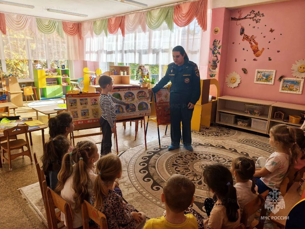 В гости со знаниями: сотрудники МЧС России провели урок безопасности в детском саду