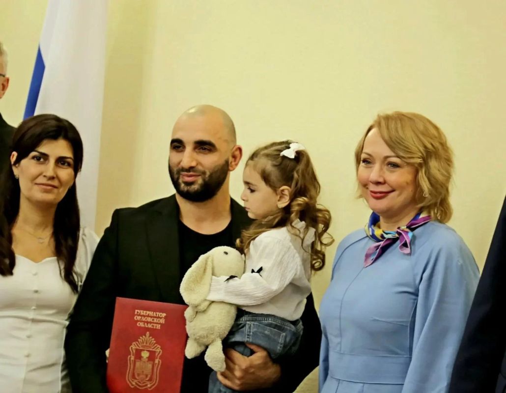 В Орле поздравили отцов. В областной администрации прошла особенная церемония: чествовали многодетных пап, отцов-участников СВО, а еще представителей самых разных профессий — преподавателей, спортсменов, сотрудников службы... В Орле поздравили отцов. В областной администрации прошла особенная церемония: чествовали многодетных пап, отцов-участников СВО, а еще представителей самых разных профессий — преподавателей, спортсменов, сотрудников службы...