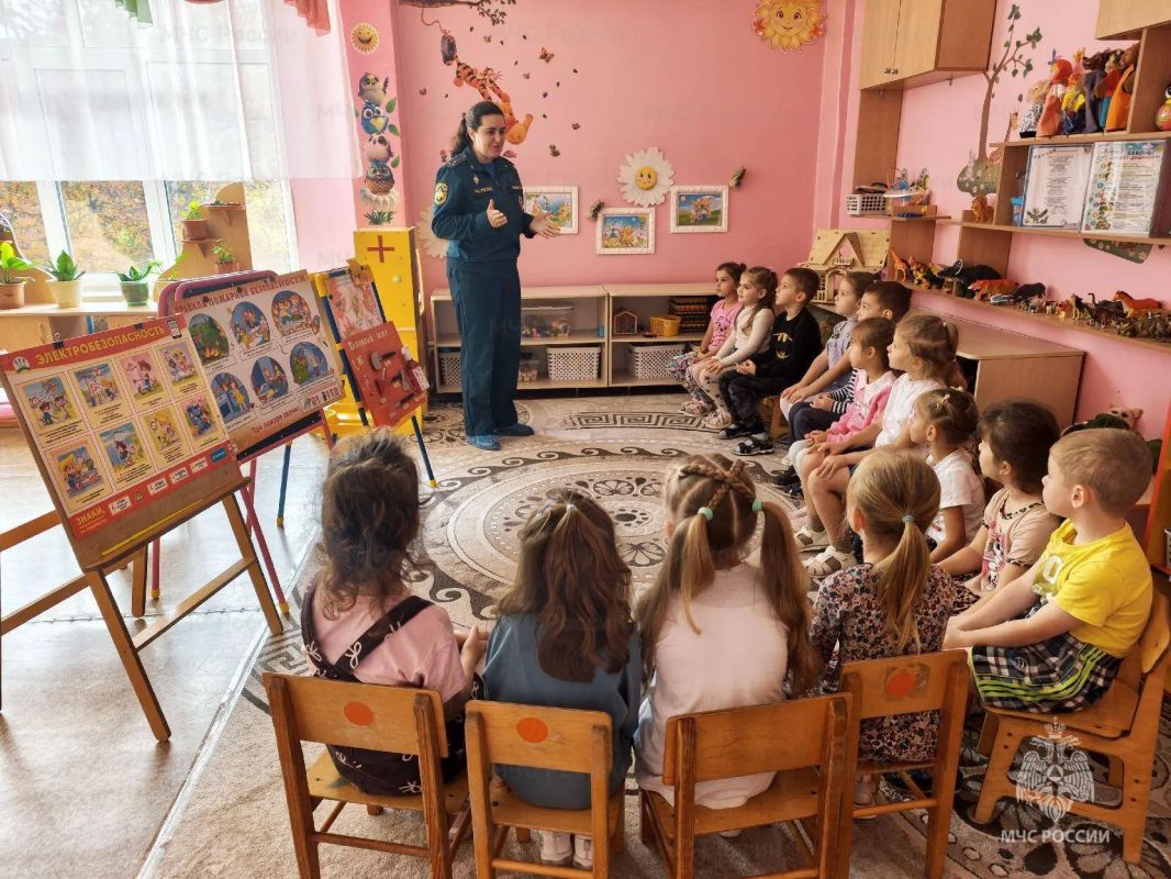 В гости со знаниями: сотрудники МЧС России провели урок безопасности в детском саду В гости со знаниями: сотрудники МЧС России провели урок безопасности в детском саду