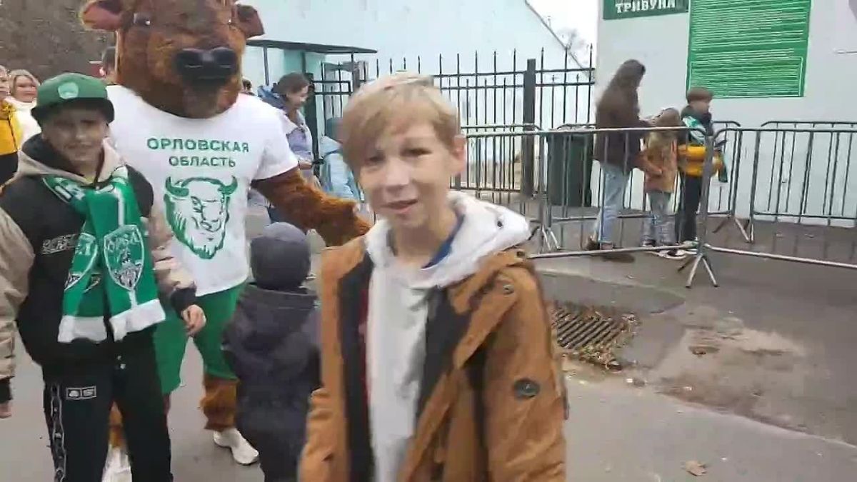 Орловцы выстроились в очередь за автографами трехкратного чемпиона России Руслана Нигматуллина Сфотографироваться с одним из лучших вратарей в истории российского футбола и получить его автограф можно прямо сейчас на...