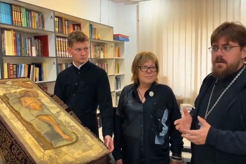 В Орел из Донецка передали плащаницу XIX века