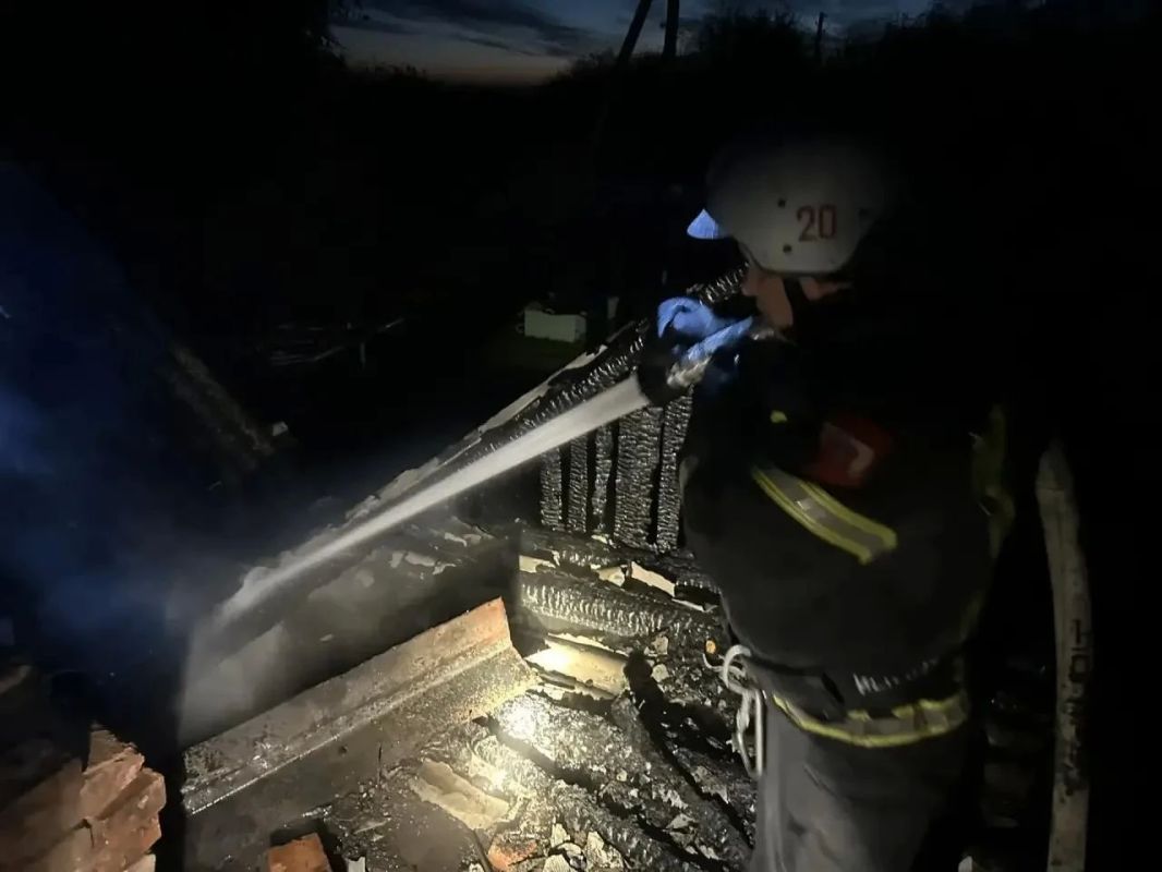 Сегодня ранним утром в селе Архангельское Залегощенского района произошел пожар Сегодня ранним утром в селе Архангельское Залегощенского района произошел пожар