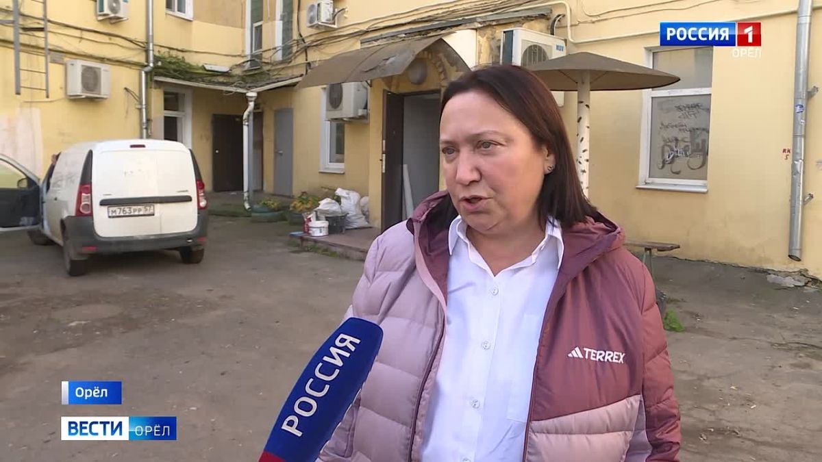 В многоквартирном доме в Воскресенском переулке верхний этаж ушел под воду