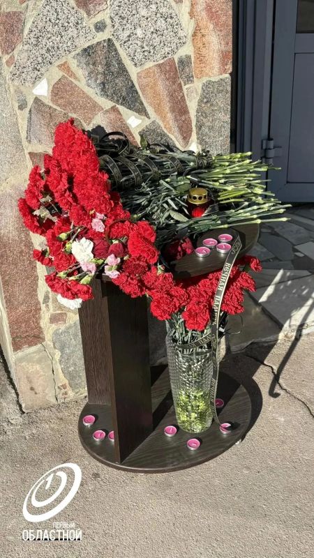 Орловчане принесли живые цветы и свечи к предприятию, которое пережило вражескую атаку