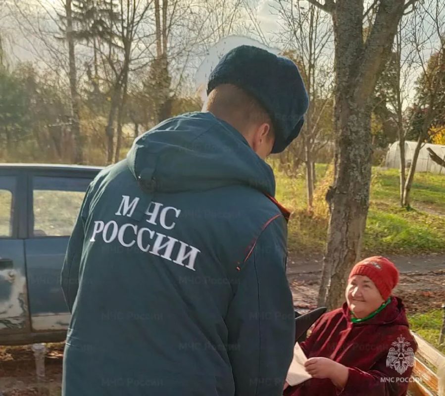 Сотрудники МЧС России проводят в жилом секторе противопожарные инструктажи Сотрудники МЧС России проводят в жилом секторе противопожарные инструктажи