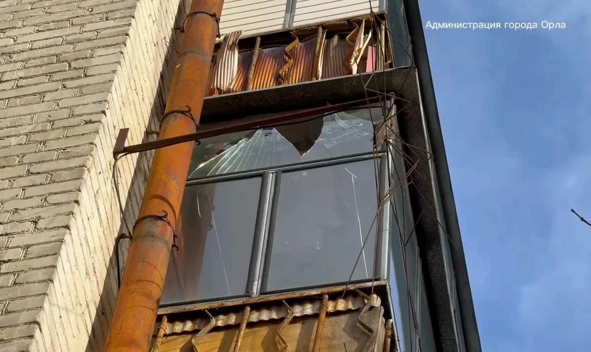 В Орле до конца недели планируют восстановить поврежденное остекление в домах после ракетного удара