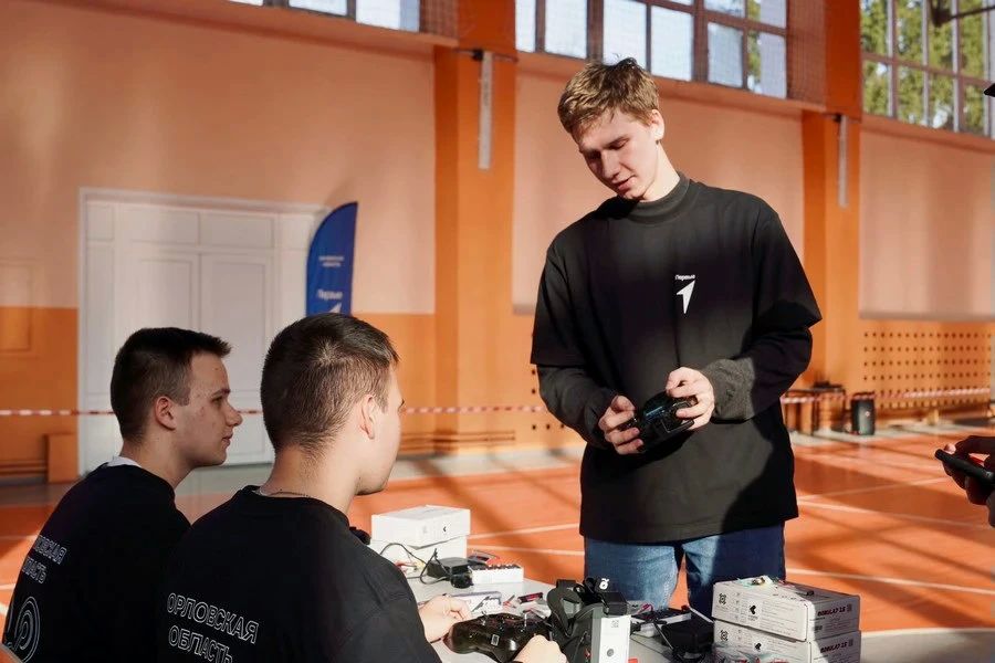 В Орле наградили мастерски управляющих дронами ребят В Орле наградили мастерски управляющих дронами ребят