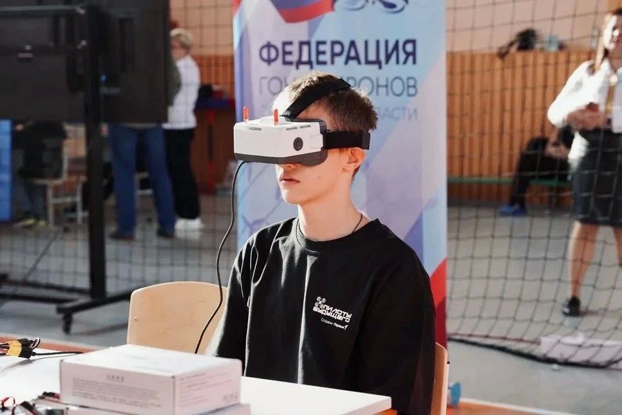 В Орле наградили мастерски управляющих дронами ребят В Орле наградили мастерски управляющих дронами ребят