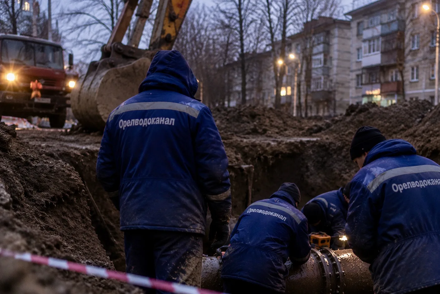 В Заводском районе Орла продолжают устранять аварию на сетях водоснабжения